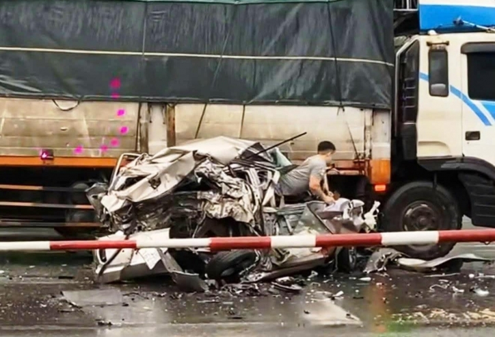 Vụ tai nạn liên hoàn trên quốc lộ 1A: Hết hồn cảnh tài xế chui ra từ chiếc ô tô bẹp rúm