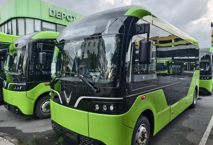VinFast EB 6 lộ ảnh thực tế: Là phiên bản chuyên chở học sinh, trang bị nhiều công nghệ an toàn