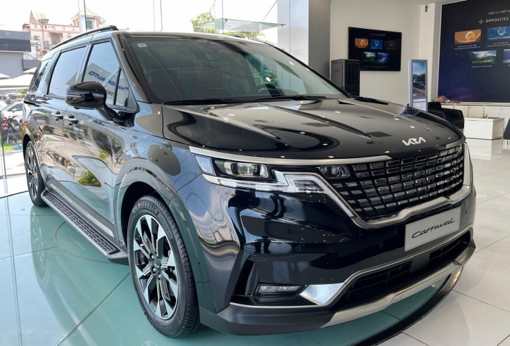 Xả hàng tồn, Kia Carnival máy xăng giảm giá tới 380 triệu đồng tại đại lý