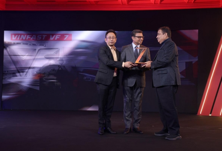 VinFast VF 7 thắng giải 'Thiết kế của Năm' tại sự kiện Zee Media Auto Summit 2025 ở Ấn Độ