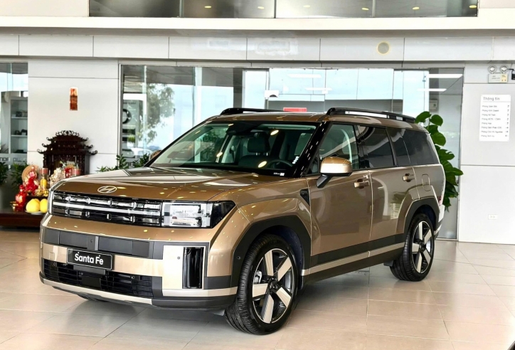 Hyundai Santa Fe được đại lý giảm giá tới 240 triệu đồng, chạm vùng giá của CUV hạng C