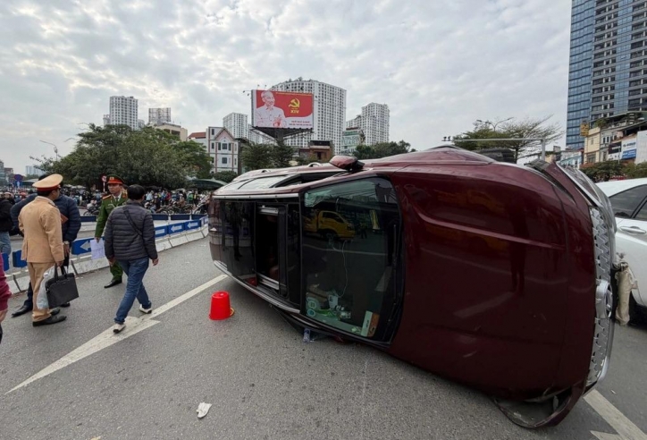 Ô tô lật nghiêng sau va chạm liên hoàn ở Ngã tư Sở, tài xế có biểu hiện bất thường