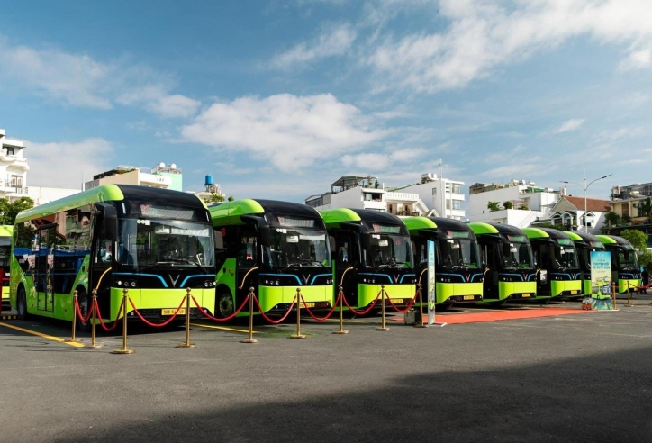 TP.HCM đưa 58 xe buýt điện VinFast EB 8 vào khai thác trên hai tuyến trọng điểm