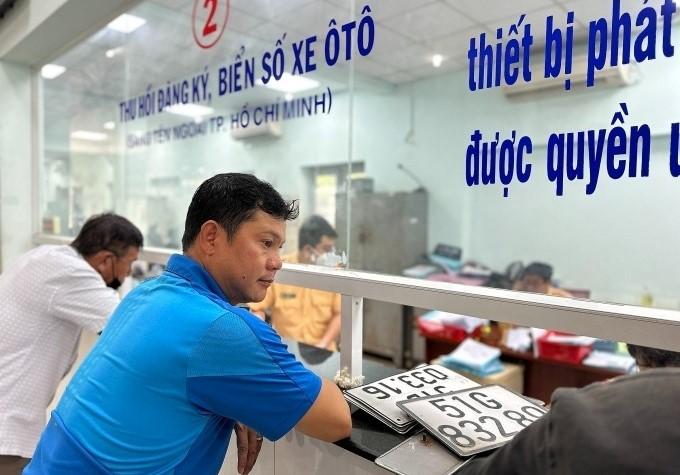 Từ năm 2026, phí đăng ký biển số ô tô tại Hà Nội và TP HCM giảm còn 14 triệu đồng
