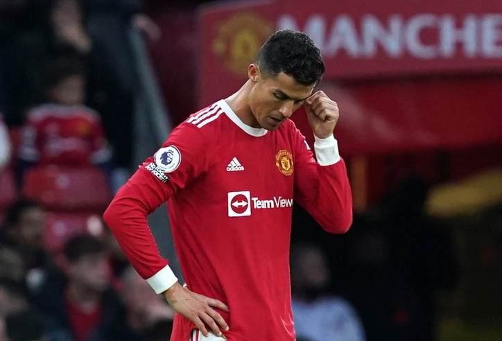 Ronaldo lại hóa thân thành 'võ sĩ', may mắn thoát thẻ đỏ