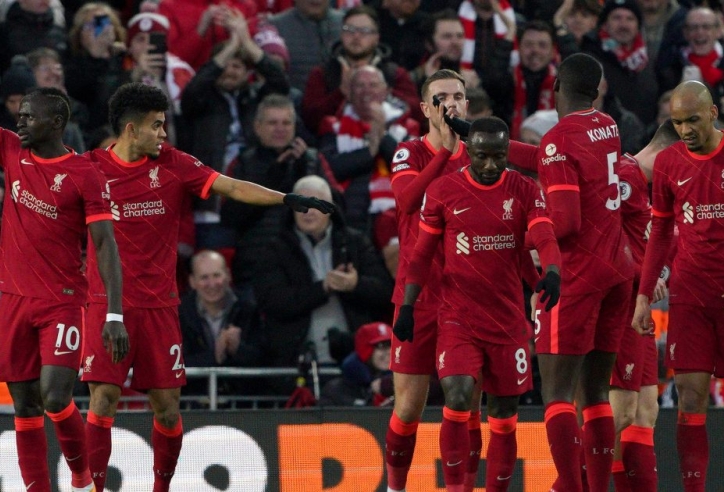 Chật vật thắng West Ham, Liverpool đe dọa vị trí đỉnh bảng của Man City
