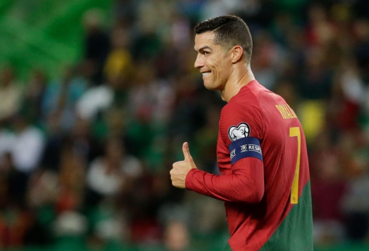 Ronaldo dạy bảo đàn em cách ghi bàn dễ như mở nắp chai