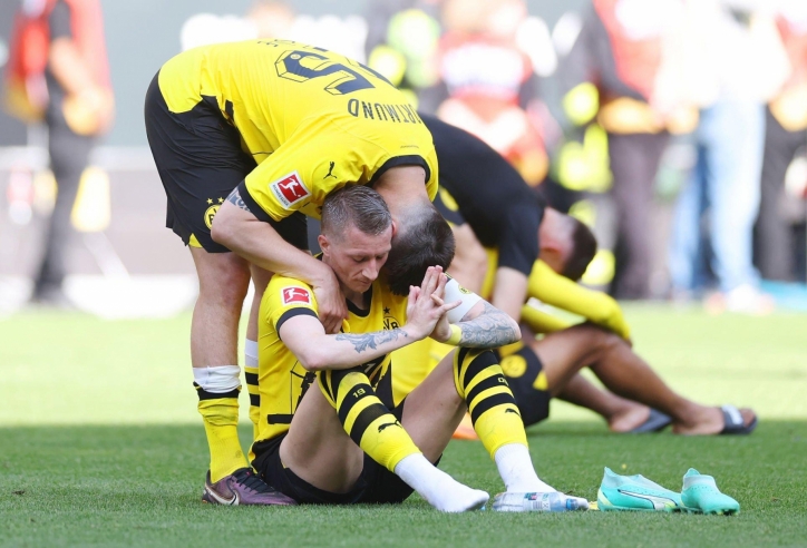 Tự bắn vào chân, Dortmund lại dâng chức vô địch Bundesliga cho Bayern