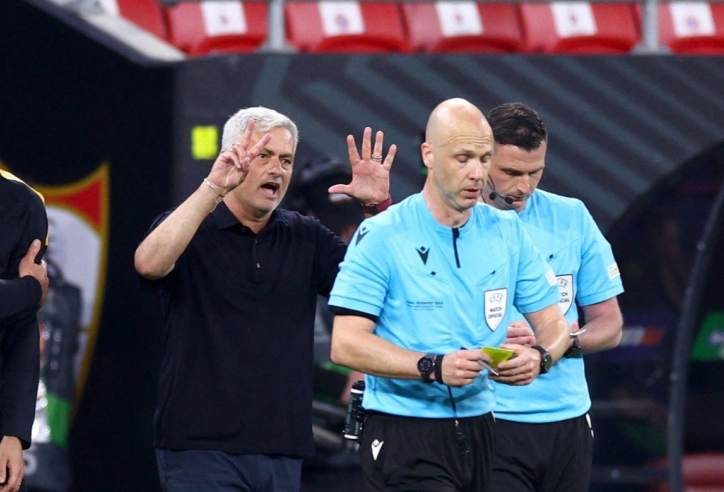 Trọng tài Anh làm Roma mất oan penalty khiến Mourinho nổi giận
