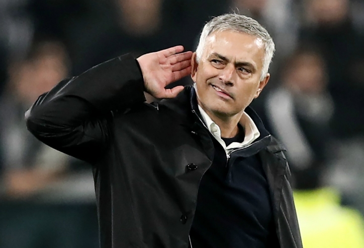 Mourinho đáp trả cực gắt sau khi bị UEFA phạt nặng