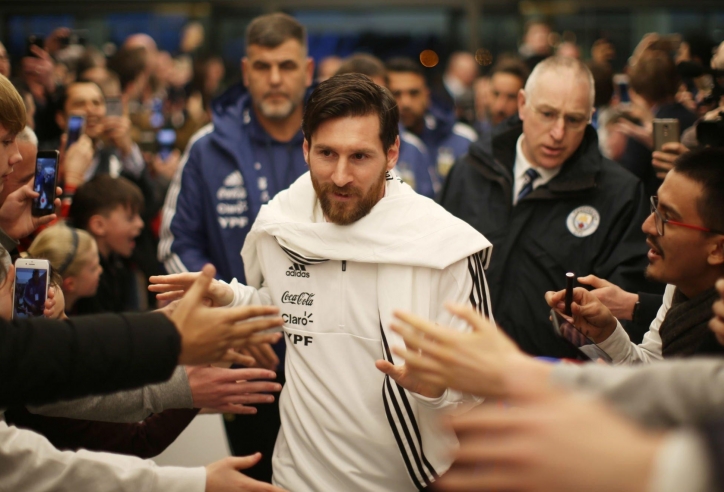 Vừa đặt chân tới Mỹ, Messi đã báo tin không thể buồn hơn với NHM