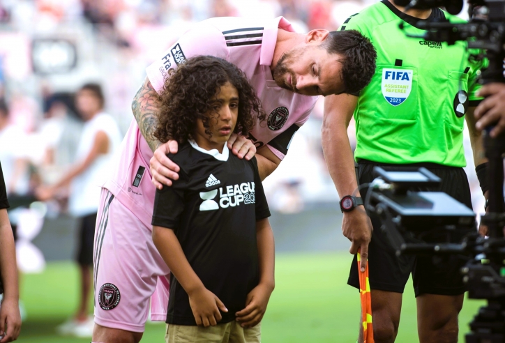 Khiến trẻ em khóc như mưa, Messi liền có cử chỉ ấm lòng