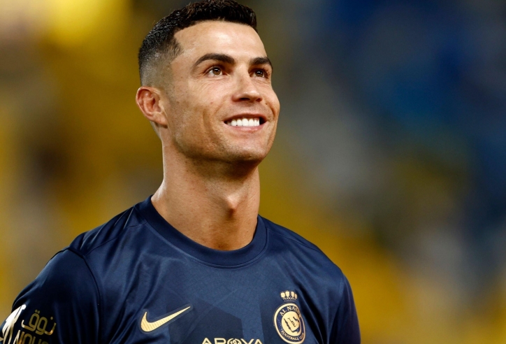 Viết nên lịch sử xong, Ronaldo có hành động khiến triệu CĐV xao xuyến