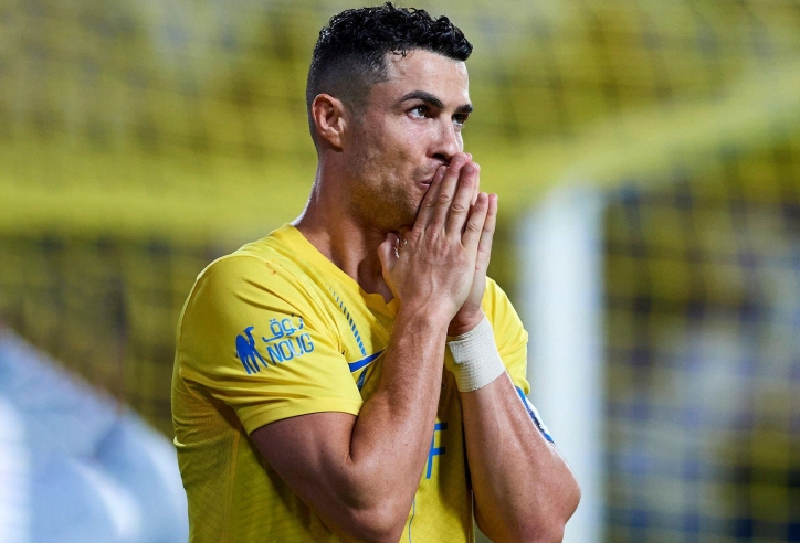 Ronaldo gặp sự cố tai hại với Al Nassr trước hàng trăm triệu CĐV