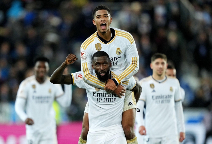 Real Madrid thắng chỉ với 10 người để leo lên đầu bảng La Liga