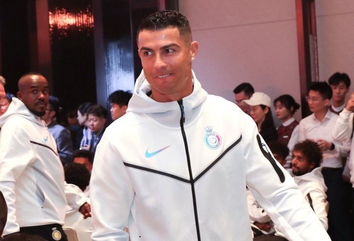 Phản ứng của Ronaldo khi gặp lại 'cố nhân' nơi xa xứ