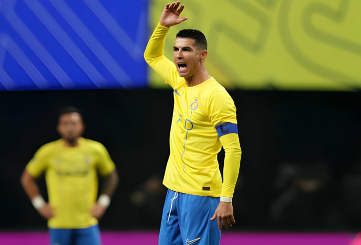 Ronaldo đáp trả fan đối địch bằng hành vi khiếm nhã