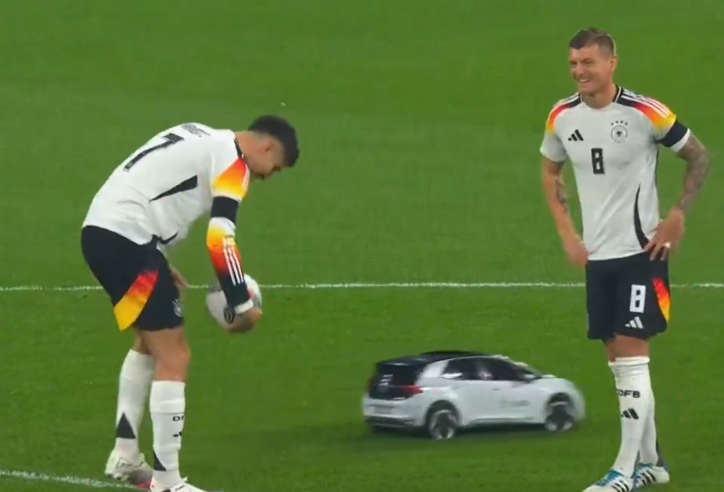 ĐỘC LẠ: Toni Kroos cười khoái chí khi Kai Havertz bị ô tô mini 'cán'