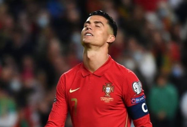 Ronaldo nhận chỉ trích sau trận thua Slovenia