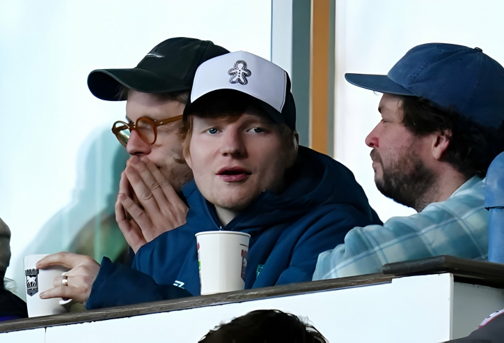 Ed Sheeran phấn khích cổ vũ đội bóng yêu quý