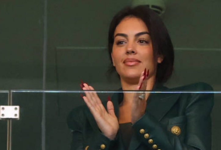 Bạn gái Ronaldo khoe 'đường cong' sắc nét khiến nhiều người xuýt xoa