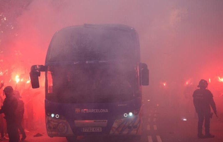 CĐV Barca tấn công xe chở các cầu thủ