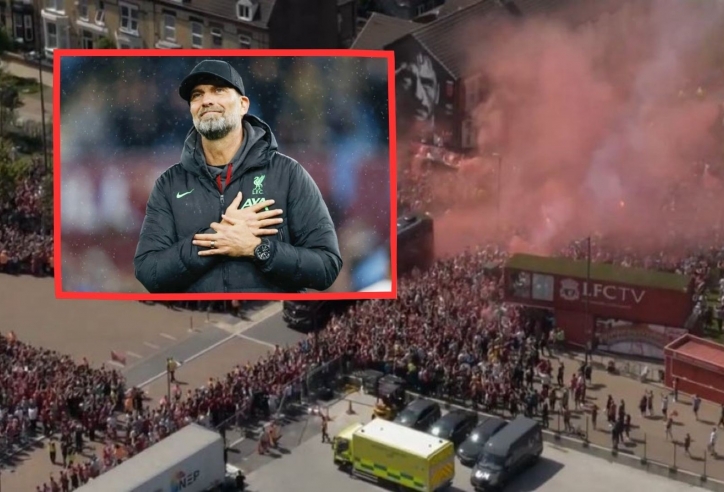 CĐV Liverpool chào đón nồng nhiệt Jurgen Klopp trước Anfield