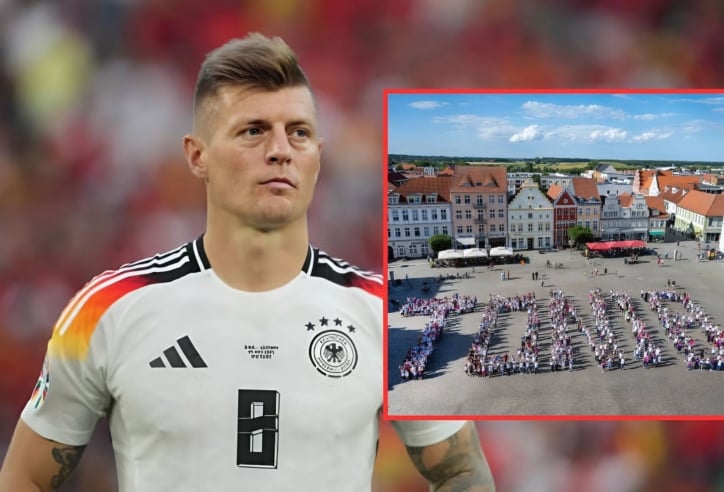 Toni Kroos được NHM quê nhà tri ân một cách đặc biệt