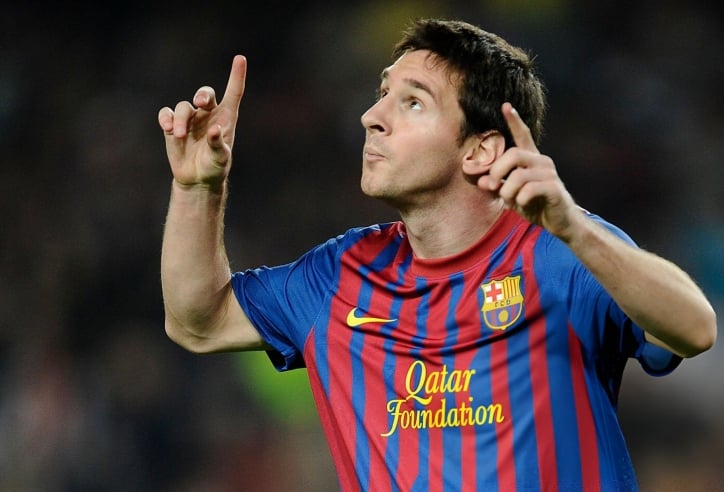 Tại sao Messi lại giơ tay lên trời sau khi ghi bàn?