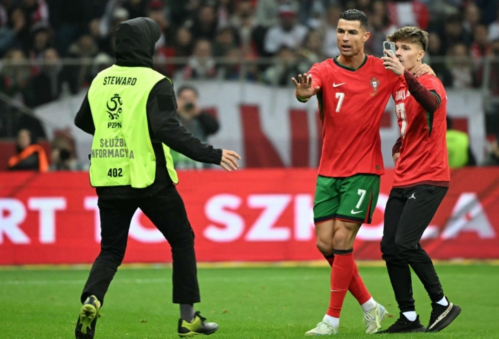 Ronaldo bảo vệ CĐV quá khích, tạo dáng 'tự sướng'