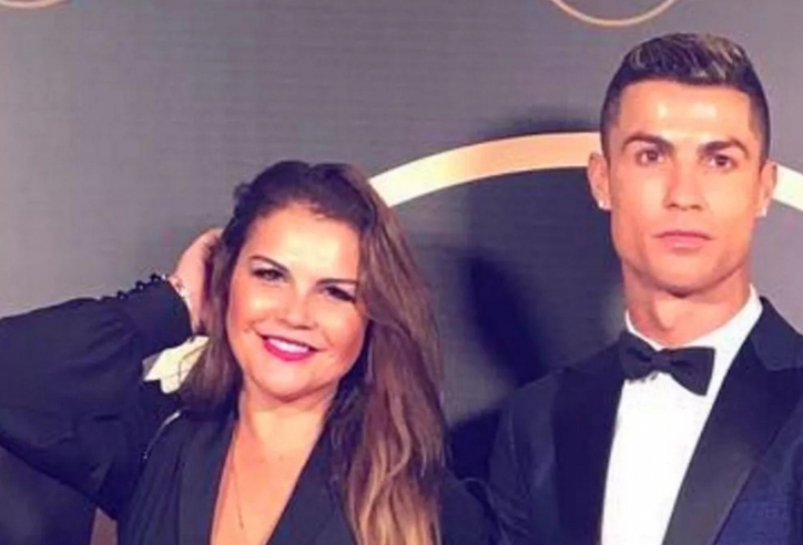 Chị gái Ronaldo yêu cầu gỡ tin chuyển nhượng về em trai