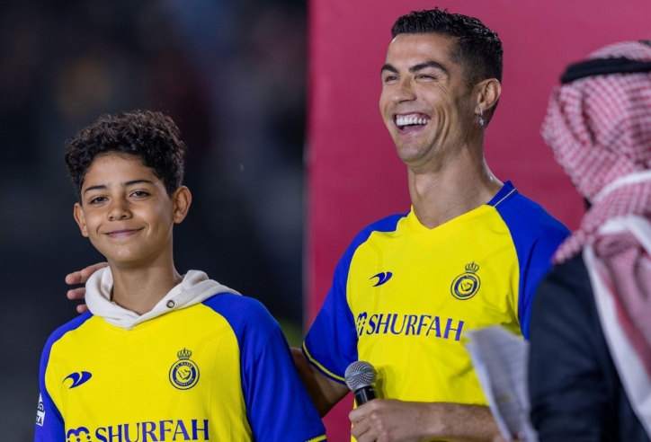 Ronaldo tiết lộ khả năng thi đấu cùng 'cậu cả' Cristiano Jr