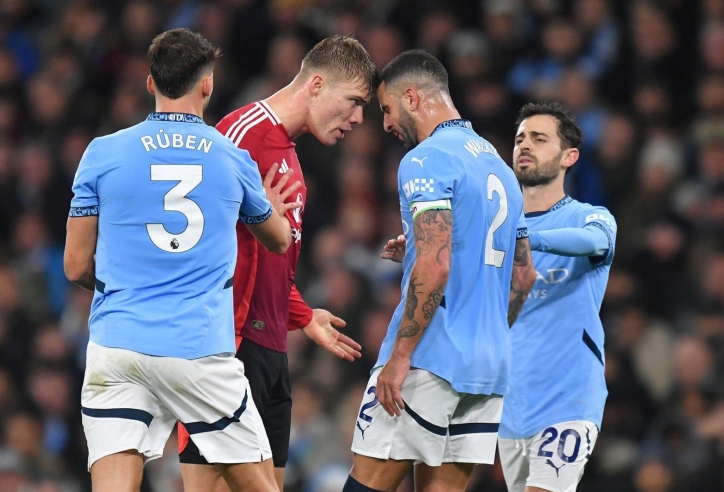 Hojlund 'đá xoáy' sao Man City nên làm diễn viên