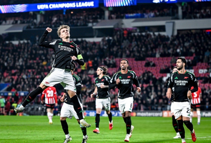 Đại thắng PSV, Arsenal đặt một chân vào tứ kết cúp C1