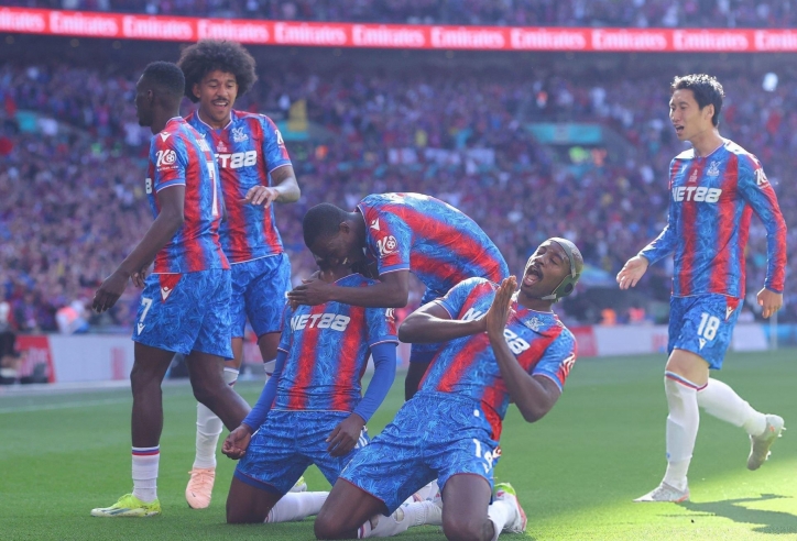Thua đau Crystal Palace, Man City lỡ hẹn FA Cup