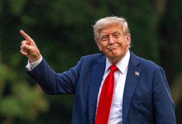 Gạt Messi và Ronaldo, Donald Trump chỉ thẳng GOAT của bóng đá