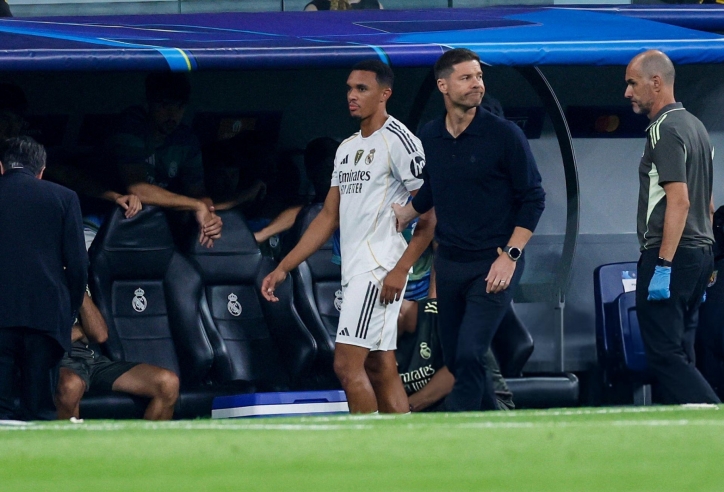 Xabi Alonso nói thẳng mức độ chấn thương của Trent Arnold