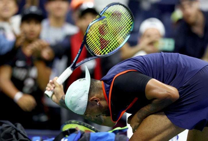 Video: Nghi thức đập vợt quen thuộc của 'gã hư' Nick Kyrgios