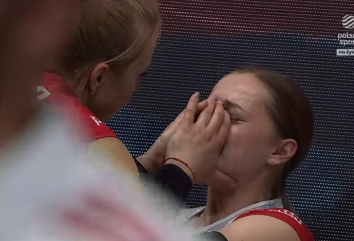 Xót xa: Libero Ba Lan khóc nức nở sau khi tặng chiến thắng cho đối thủ