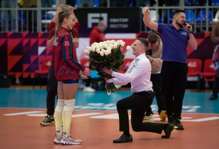 Búp bê bóng chuyền Nga 'sững sờ' khi được bạn trai cầu hôn ngay trên sân