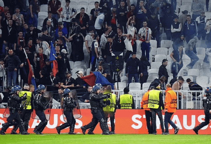 CĐV Lyon bạo loạn, đòi lao vào sân đánh cầu thủ sau trận thua West Ham