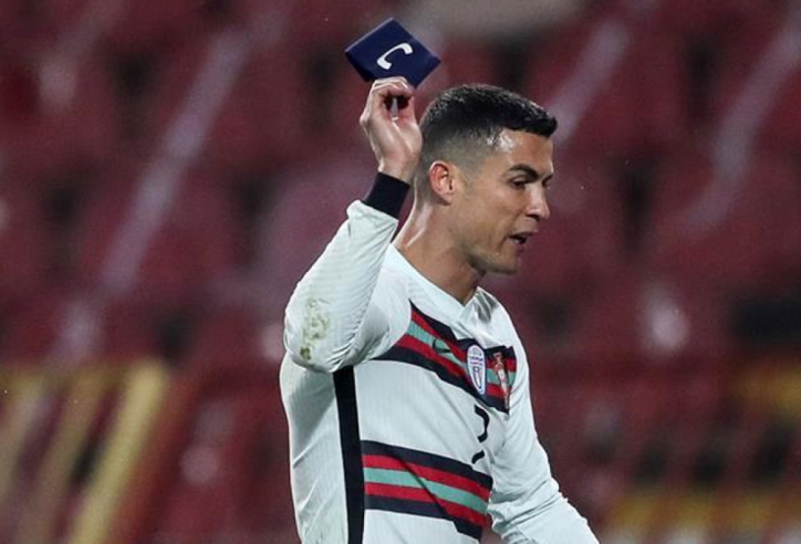 Băng đội trưởng Ronaldo ném đi được định giá gần 2 tỷ đồng