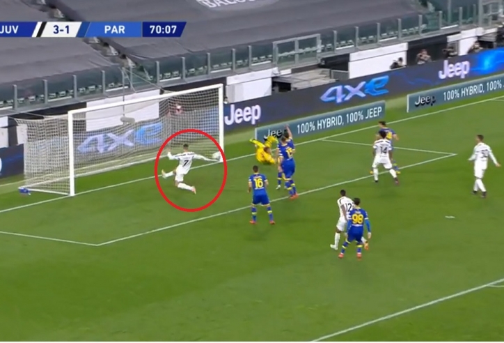 VIDEO: Ronaldo 2 lần bỏ lỡ khó tin ở khoảng cách quen thuộc