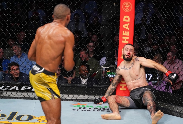 Võ sĩ Brazil tung chiêu 'giật điện' khiến đối thủ bất tỉnh trên sàn UFC