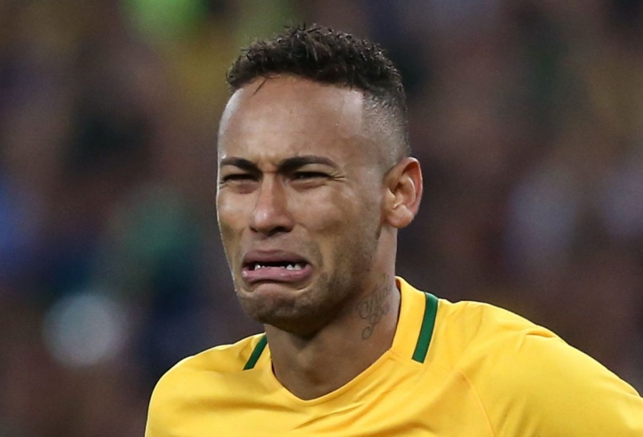 Neymar bị fan 'đốn giò' như Ramos, suýt mất cơ hội đá Copa America