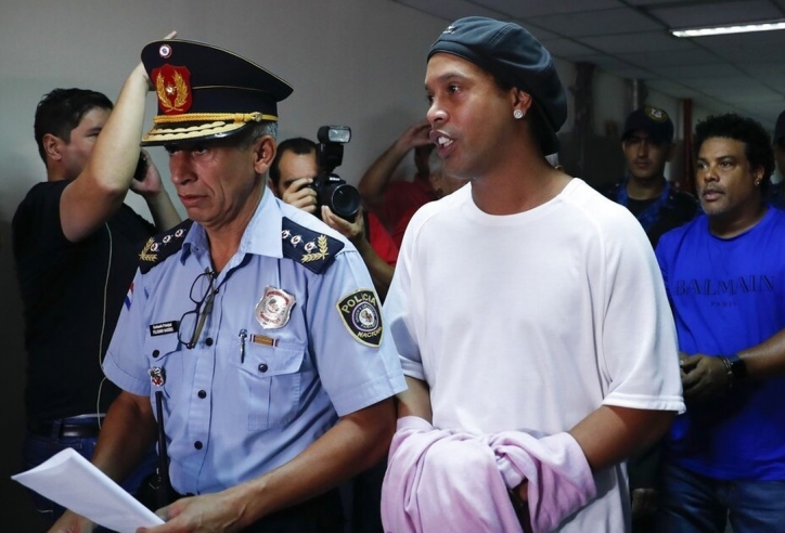 Ronaldinho gặp rắc rối lớn, đối diện nguy cơ vào tù lần hai