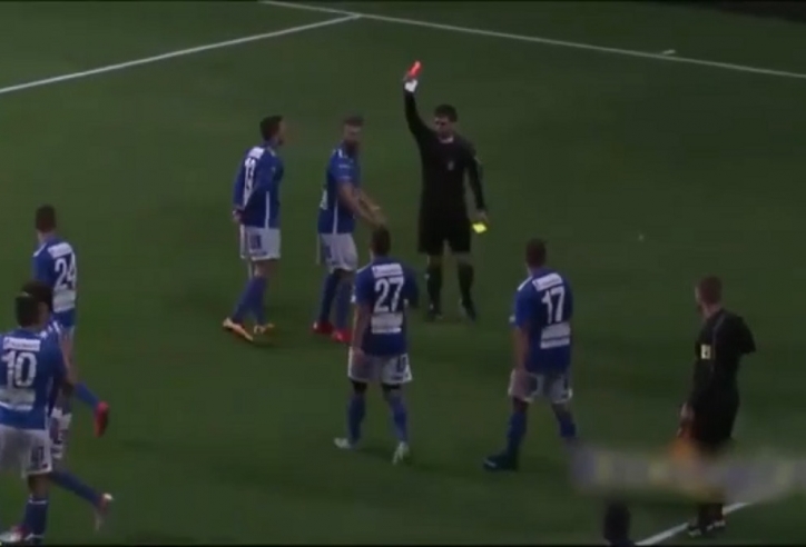 VIDEO: Cầu thủ bị đuổi khỏi sân vì pha ăn mừng 'không giống ai'