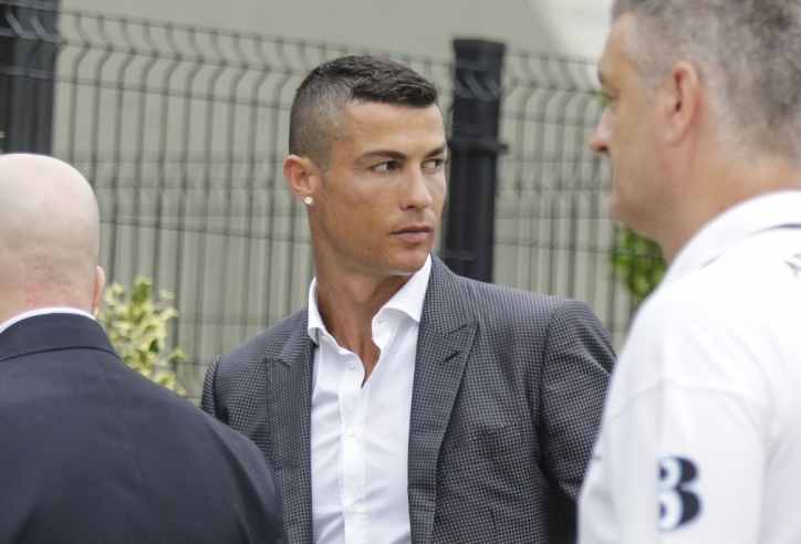 Ronaldo rời MU, được khuyên gia nhập đội bóng ở Championship