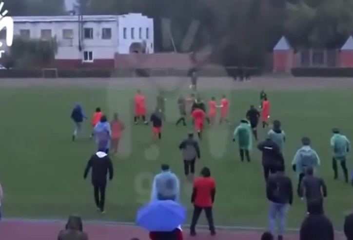 VIDEO: Hỗn loạn bóng đá Nga, cầu thủ đánh hội đồng trọng tài ngay trên sân