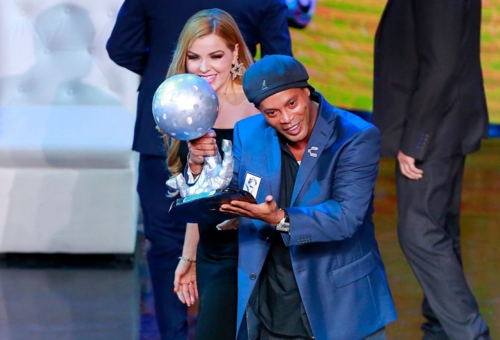 Sánh vai Pele và Maradona, Ronaldinho được vinh danh với 'giải thưởng vĩ đại'